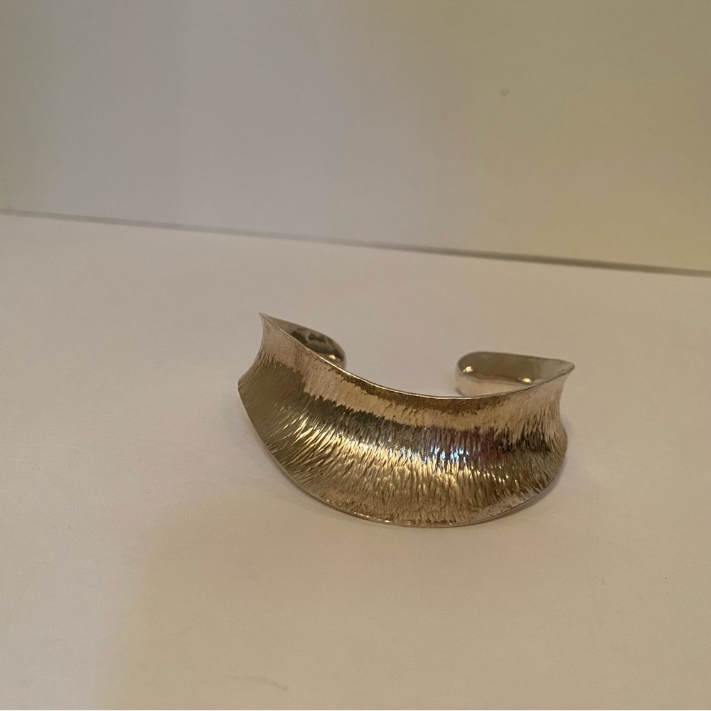DESIGNER MB SIGNED STERLING SILVER MODERNIST HAMMERED CUFF BRACELET 19.9 g - Picture 5 of 11